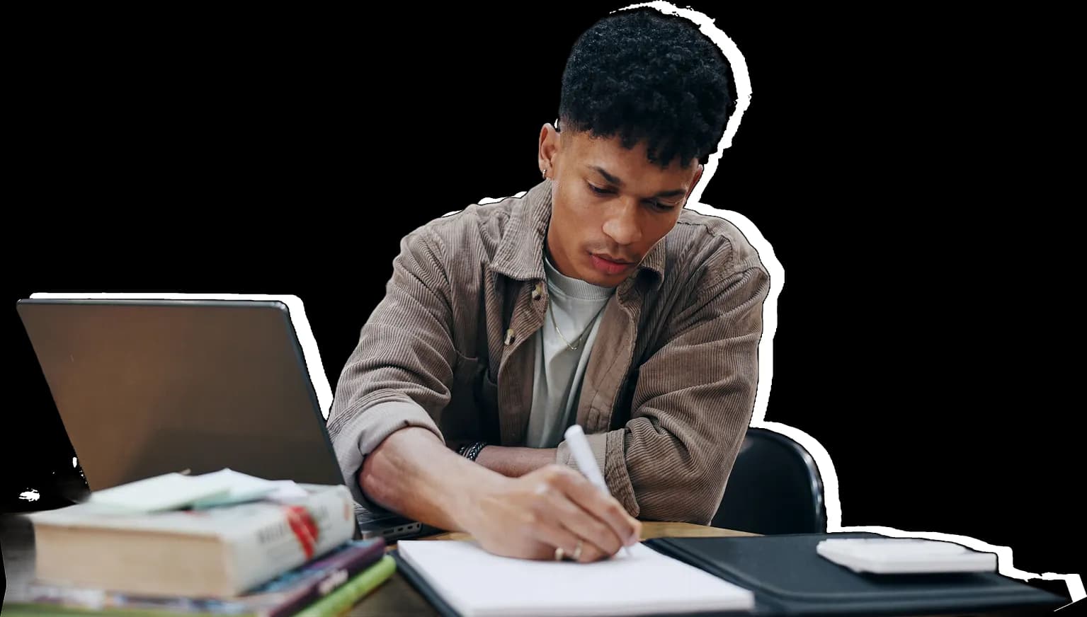 Estudiante completando su matrícula universitaria en España