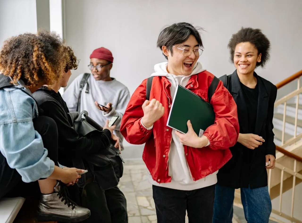 Estudiantes felices debido a la Prueba de Competencias Específicas (PCE)